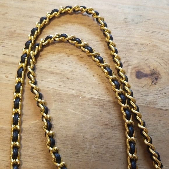 👜Black Whiting and Davis purse with gold straps - Picture 6 of 7